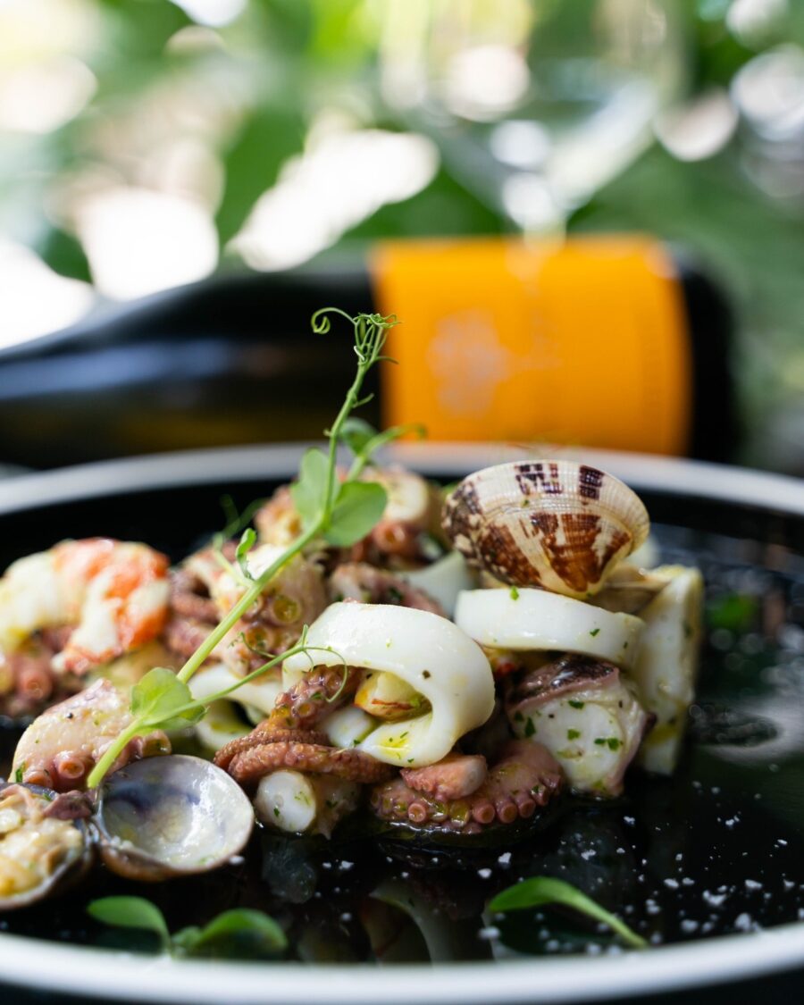 Insalata con polpo, calamari, mazzancolle e vongole